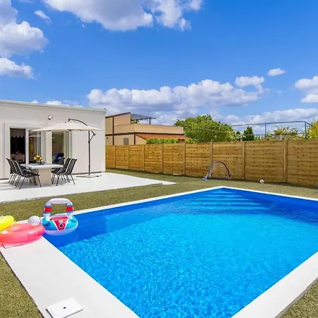 Cosy Infinity With Pool And Bbq Loborika