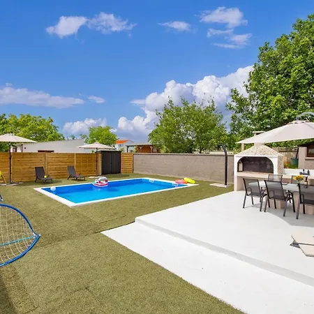 Cosy Infinity With Pool And Bbq Vila *