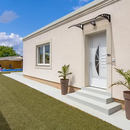 Cosy Infinity With Pool And Bbq Villa *